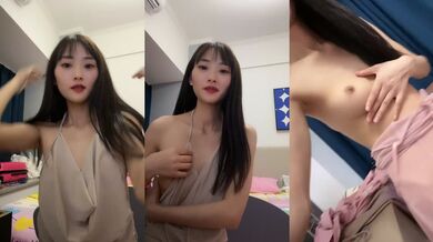 高颜值长发美女！应要求小秀一波！苗条身材贫乳，揉捏奶子一手抓，多毛骚逼往上视角特写